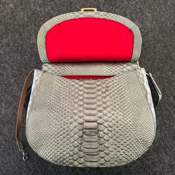 DOONEY & BOURKE NORTH/SOUTH REESE SHOULDER BAG IN METAL GREEN , RED INTERIOR - Picture 4 of 17